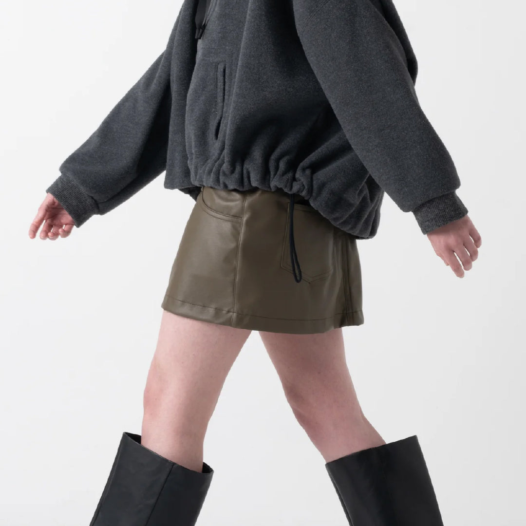 【COGTHEBIGSMOKE】KATIE MINI SKIRT / VEGAN LEATHER DK OLIVE