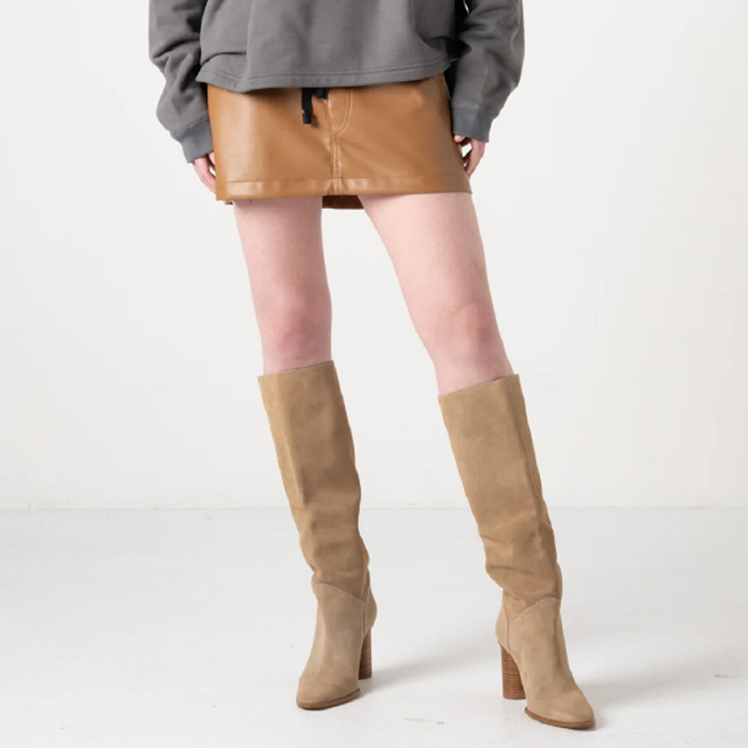 【COGTHEBIGSMOKE】KATIE MINI SKIRT / VEGAN LEATHER CARAMEL