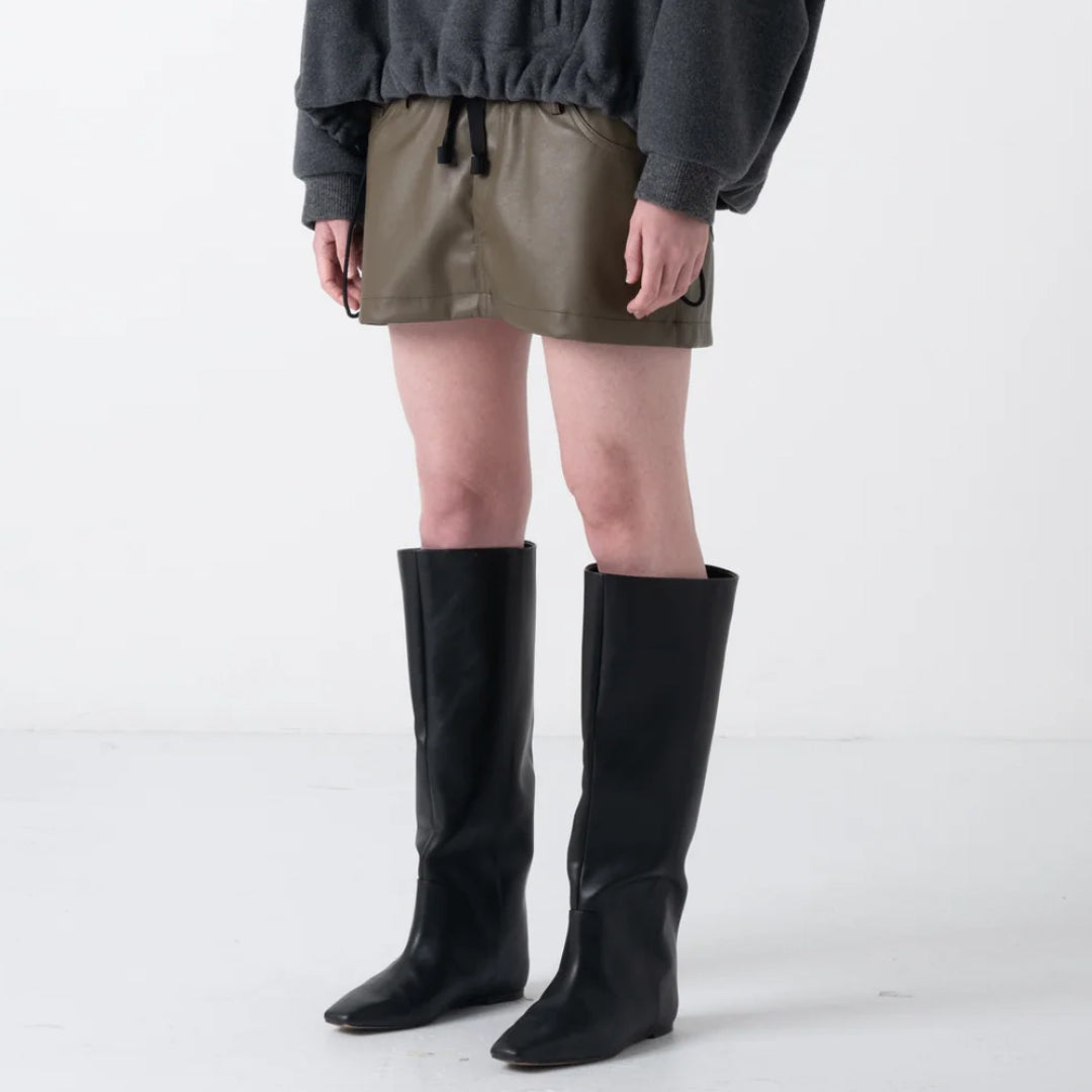 【COGTHEBIGSMOKE】KATIE MINI SKIRT / VEGAN LEATHER DK OLIVE