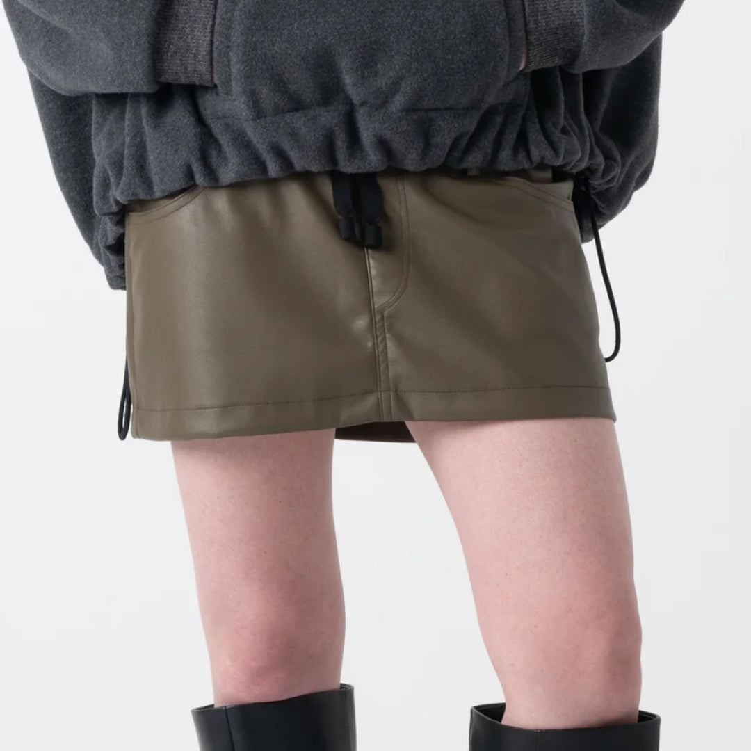 【COGTHEBIGSMOKE】KATIE MINI SKIRT / VEGAN LEATHER  DK OLIVE