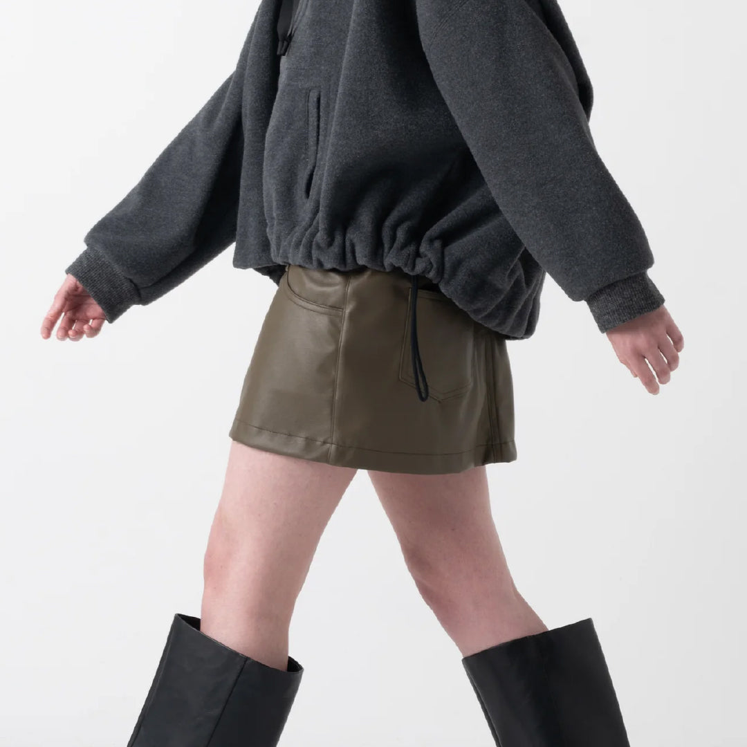 【COGTHEBIGSMOKE】KATIE MINI SKIRT / VEGAN LEATHER  DK OLIVE